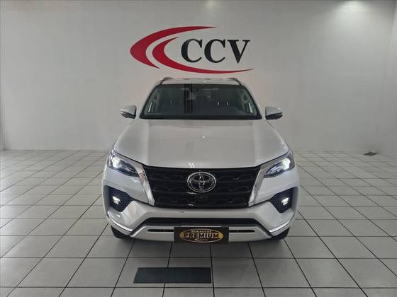 TOYOTA HILUX SW4 2.8 D-4D TURBO DIESEL SRX 7L 4X4 AUTOMÁTICO